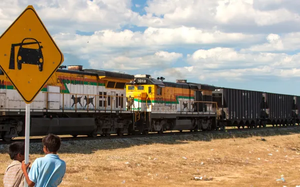 Tren que transporta carbón en La Guajira, Colombia