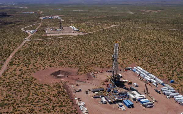 Operación de fracking del megaproyecto Vaca Muerta en Argentina.
