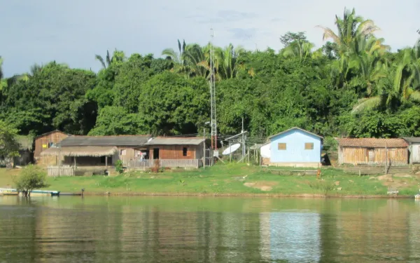 Comunidade ribeirinha às margens do rio Xingu, na Amazônia brasileira.