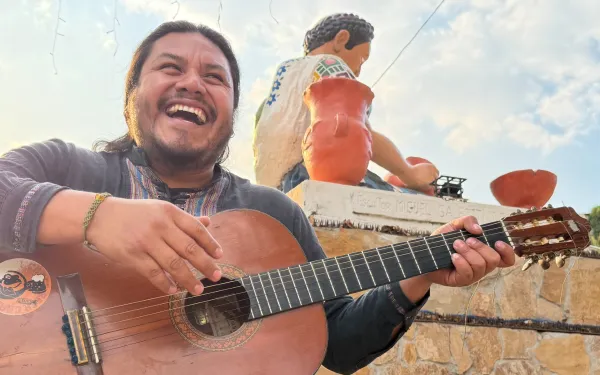 Nazario Pascual toca su guitarra en Santa Cruz Chinautla, Guatemala