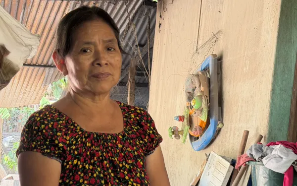 Olga Vazquez en su taller de alfarería en Santa Cruz Chinautla, Guatemala.