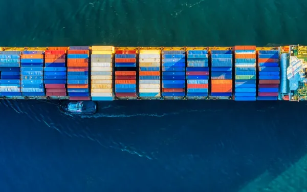 Vista áerea de un barco contenedor. 