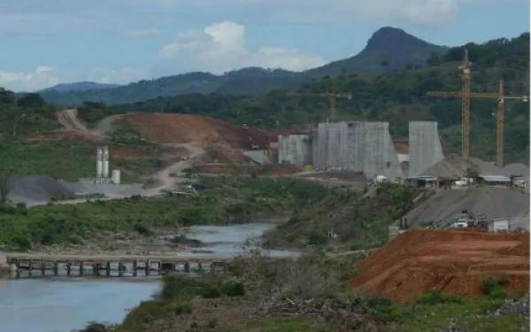 Foto: Construcción de la represa Barro Blanco en el río Tabasará, Panamá. Crédito: Ed Grimaldo/La Estrella de Panamá.