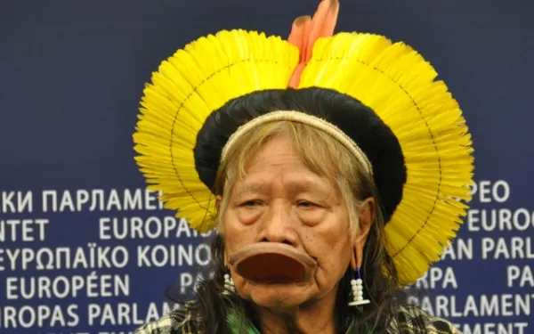 El Cacique Raoni, líder indígena brasileño, denuncia las amenazas a los derechos humanos del proyecto Belo Monte