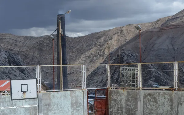 La chimenea del Complejo Metalúrgico de La Oroya, en Perú, vista desde un campo deportivo