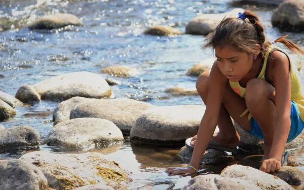 Niña indígena juega en el río San Pedro Mezquital, México