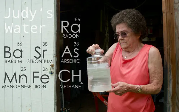 Foto: Judy Eckert, residente de Pennsylvania y vecina de un pozo de fracking, sostiene agua contaminada con arsénico extraída de su pozo privado. Crédito: Public Herald/Creative Commons.