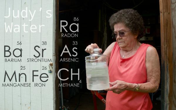 Foto: Judy Eckert, residente de Pennsylvania y vecina de un pozo de fracking, sostiene agua contaminada con arsénico extraída de su pozo privado. Crédito: Public Herald/Creative Commons.