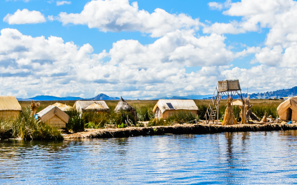 Pueblo tradicional en las islas flotantes de los Uros en el lago Titicaca cerca de la ciudad de Puno, Perú.