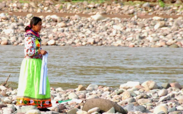 Mujer indígena camina a orillas del río San Pedro Mezquital en Nayarit, México