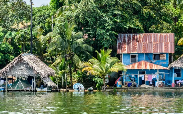 Casas de madera a orillas del río Dulce en Guatemala