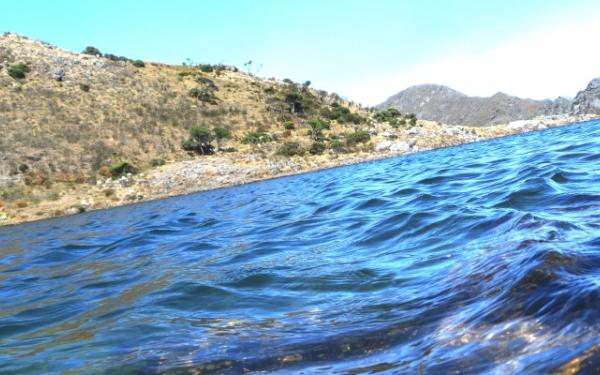 Lago de agua cristalina en el páramo de Santurbán.