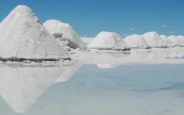Montones de sal en el salar de Uyuni, Bolivia