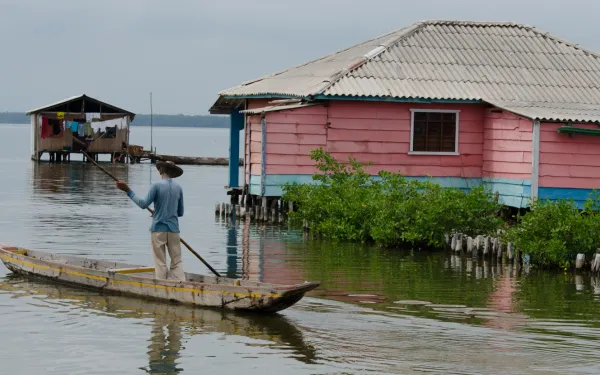 Hombre recorre en balsa la Ciénaga Grande de Santa Marta, Colombia