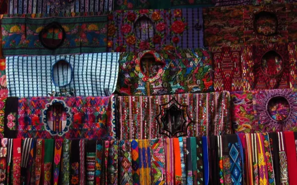Textiles tradicionales en un mercado de Chichicastenango, Guatemala.