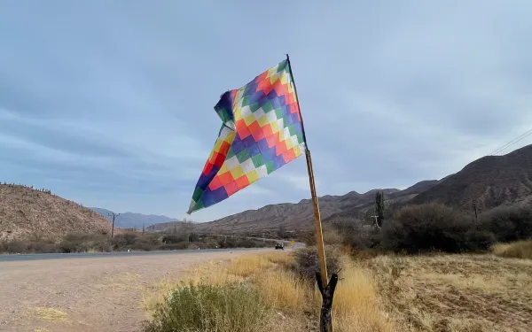 Bandera indígena en una carretera de Jujuy, Argentina