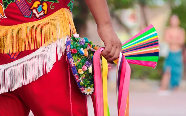 Detalles del vestuario de un volador de papantla, parte de un ritual y una manifestación cultural de México.