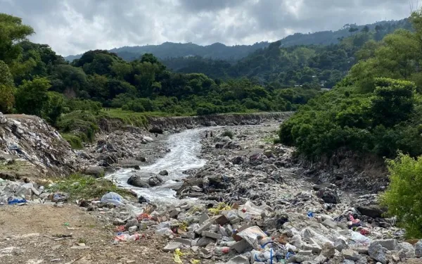 Contaminación en un río de Santa Cruz Chinautla, Guatemala