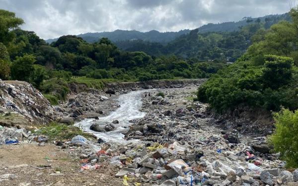 Contaminación en un río de Santa Cruz Chinautla, Guatemala
