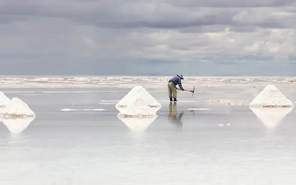 Cosecha de sal en el Salar de Uyuni, Bolivia