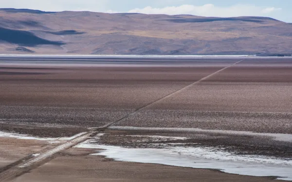 Carretera en desuso en la llanura de sal del Salar del Hombre Muerto, Argentina.