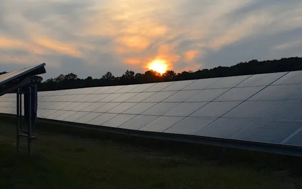 Panel solar en el atardecer