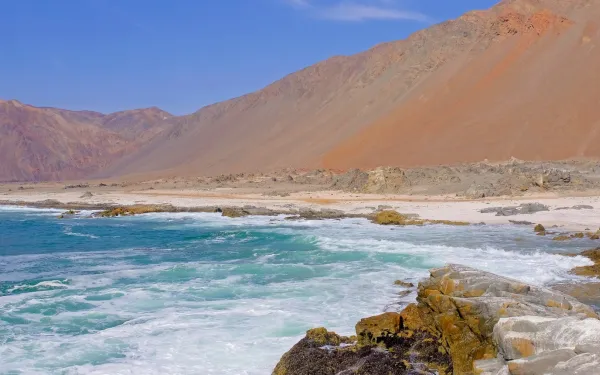 Vista de la costa del océano Pacífico, al norte de Tocopilla, Chile.