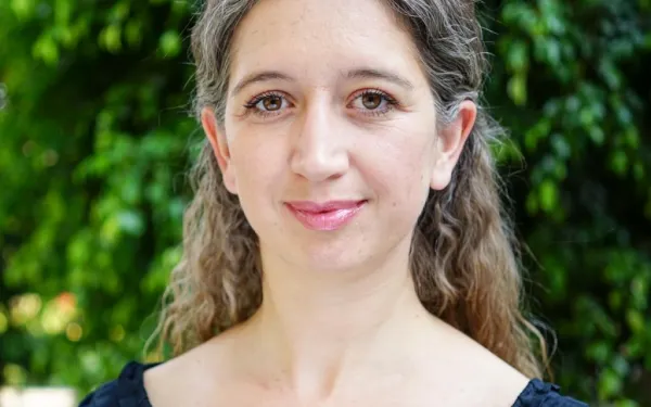 Headshot of Claudia Velarde Ponce de León