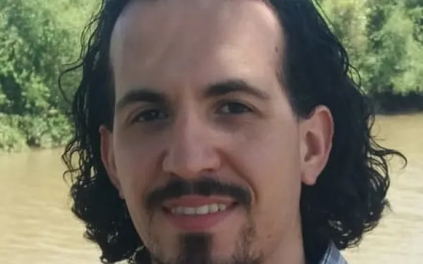 Headshot of Esteban Ibarguren