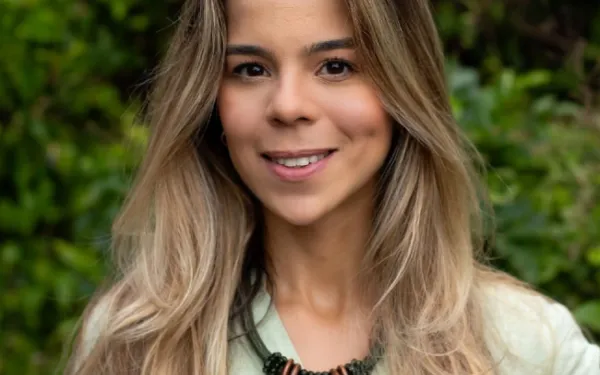 Headshot of Isabela Feijó