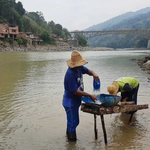 Minería artesanal en el río Cauca, Colombia